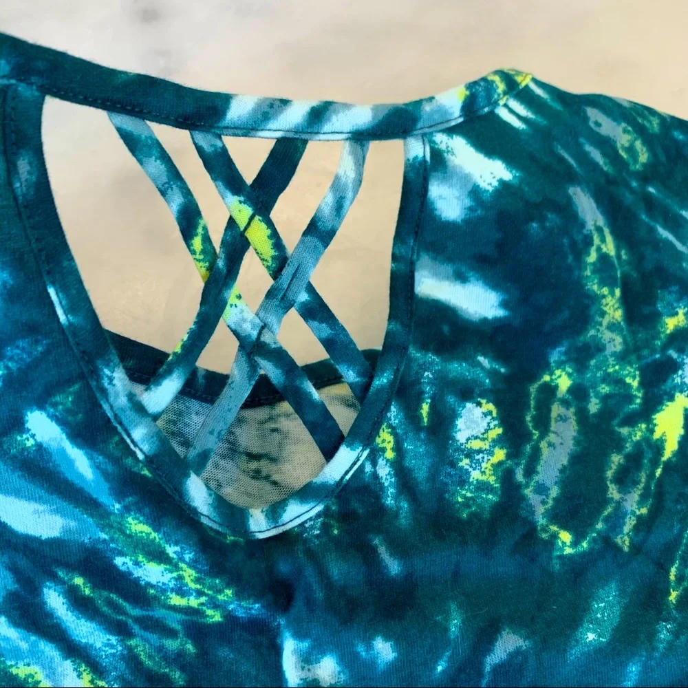 NWT Lattice-back scoop-neck top. Teal Tie Dye. L